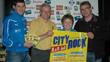 Freuen sich auf viele Besucherinnen und Besucher beim „City Rock“-Open Air: Kassier Martin Grünstäudl, Obmann Josef Zlabinger und sein Sohn Marco (U11) sowie Obmannstellvertreter Herbert Schießwald (v. li.)
