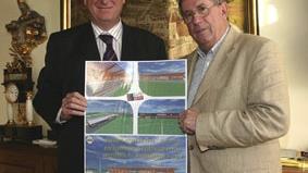Bürgermeister Herbert Prinz und HR Dr. Hans Mitterecker präsentieren das neue Stadion in Edelhof